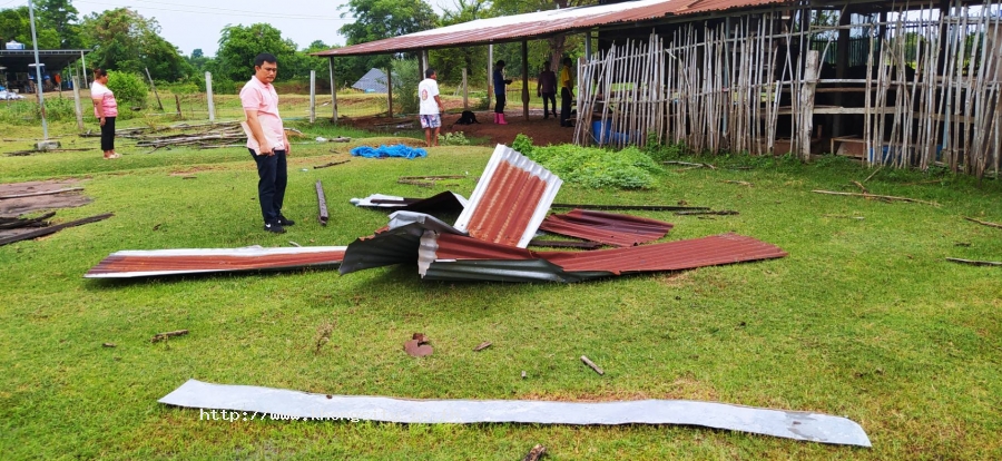 วันที่  29  เมษายน  2568  เวลา 10.00 น นายสมชาย วรรธนะสุพร นายกองค์การบริหารส่วนตำบลเมืองคง นายชยุต ทบวงษ์ศรี รองนายกองค์การบริหารส่วนตำบลเมืองคง พร้อมด้วยกองช่าง งานป้องกันฯ ลงพืื้นที่ออกสำรวจความเสียหายจากเหตุวาตภัย หมู่ที่5 และหมู่ที่ 18